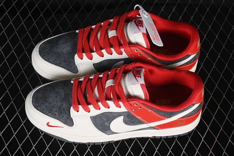 All categories Nk SB Dunk Series Nk SB Dunk Low High-end customized low-top sneakers Nike SB Dunk Low Year of the Horse joint limited edition red and black suede High-end customized low-top casual sneakers HG0026-005